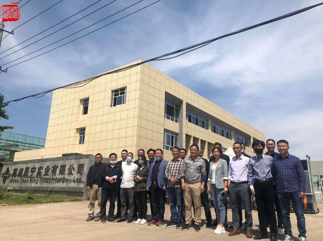 Photo de groupe lors de la visite mutuelle à l'usine 1